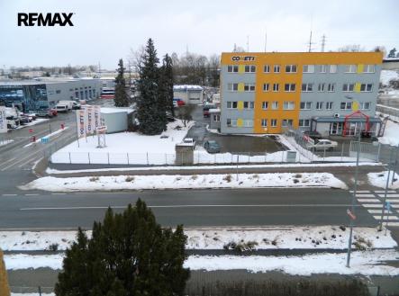 Výhled z kanceláře na Cýnovskou ulici. | Pronájem - kanceláře, 17 m²