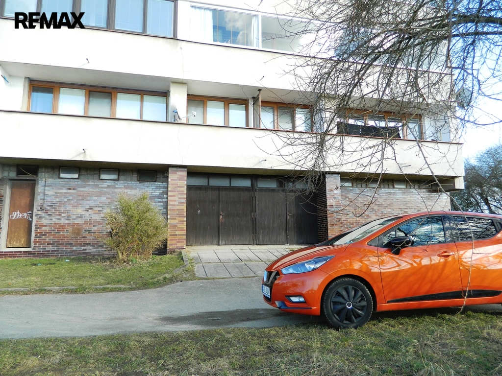 Ke garáži je příjezd po asfaltové komunikaci.