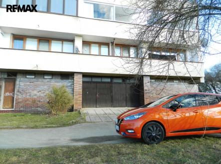 Ke garáži je příjezd po asfaltové komunikaci. | Pronájem - malý objekt/garáž