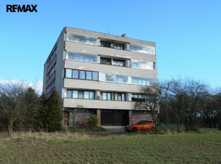 Bytový dům, v němž jsou garáže. | Pronájem - malý objekt/garáž