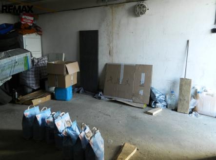 Garáž je vytápěna rozvodem topení. | Pronájem - malý objekt/garáž