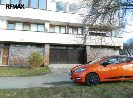 Ke garáži je příjezd po asfaltové komunikaci. | Pronájem - malý objekt/garáž