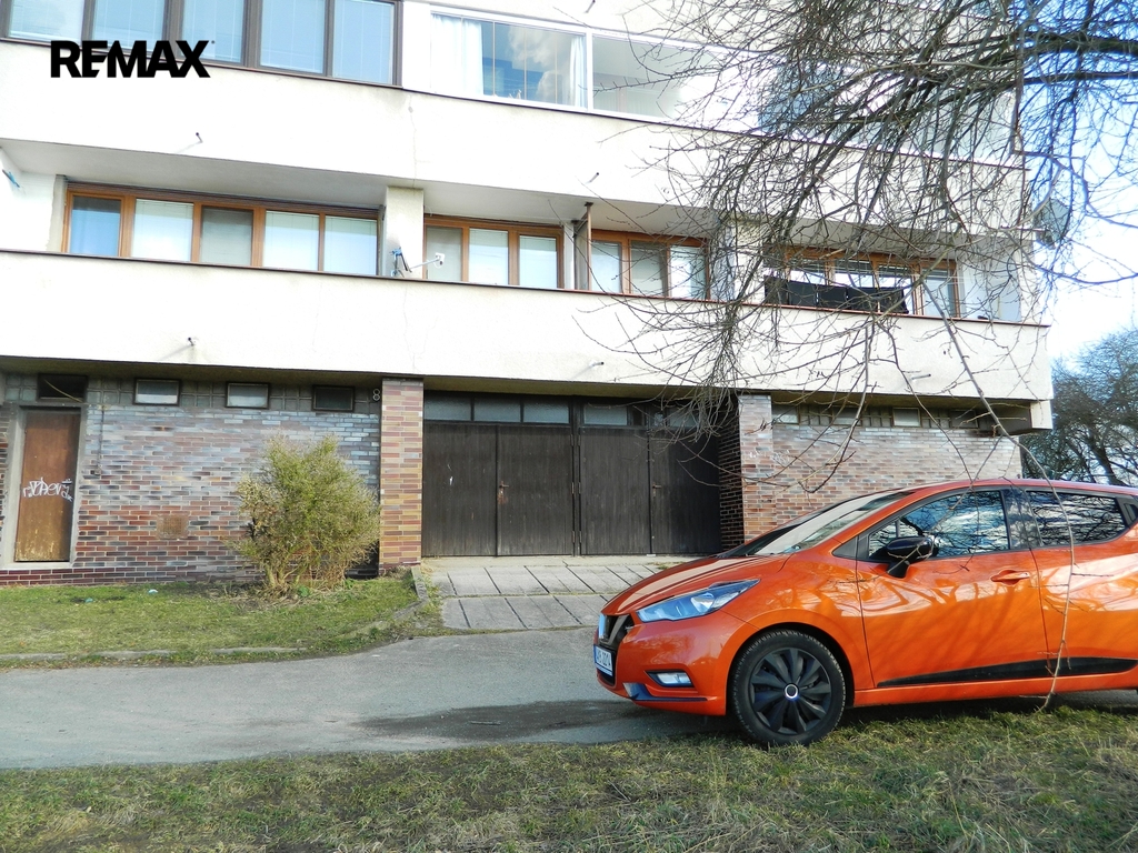 Ke garáži je příjezd po asfaltové komunikaci.