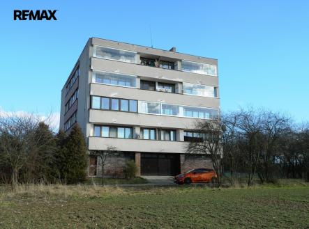 Bytový dům, v němž jsou garáže. | Pronájem - malý objekt/garáž