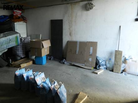 Garáž je vytápěna rozvodem topení. | Pronájem - malý objekt/garáž