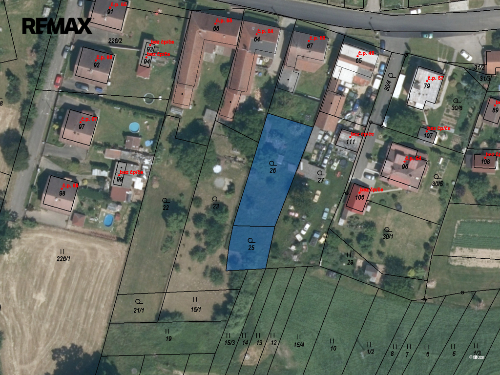 Letecký pohled na pozemek.