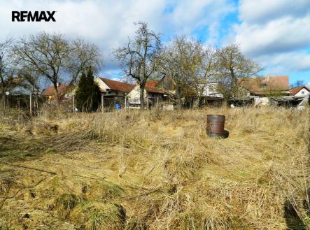 Spodní část parcely s vrtem. | Prodej - pozemek pro bydlení, 754 m²