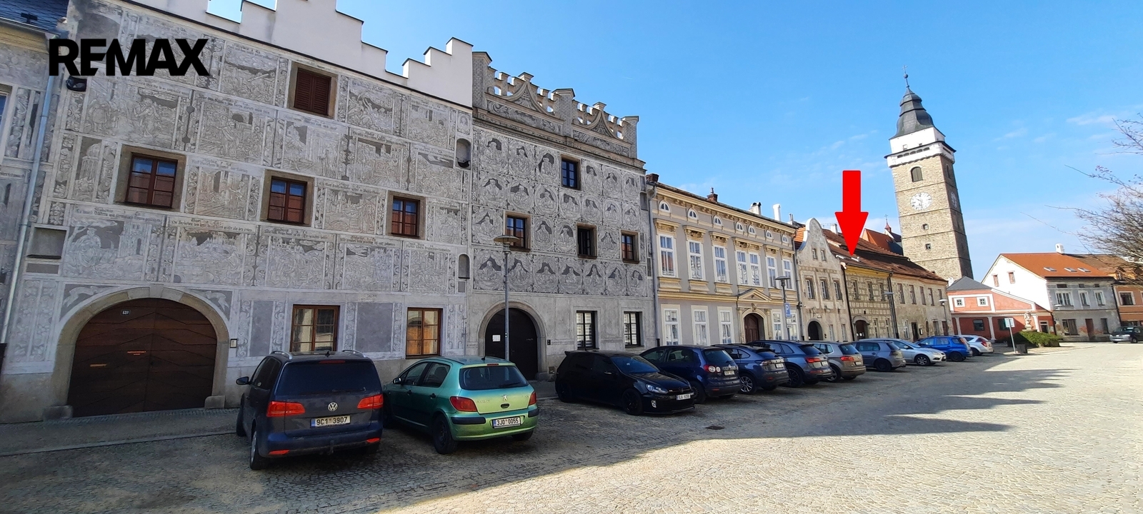 pohled na dům a náměstí