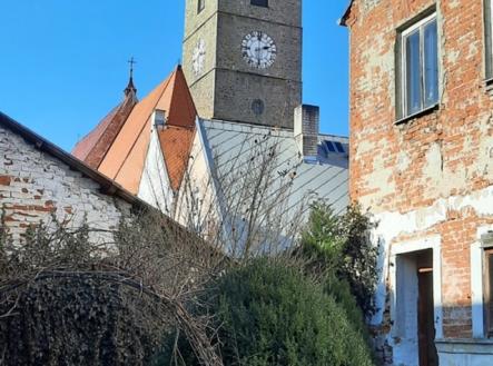zadní pohled s výhledem na městskou věž | Prodej - dům/vila, 416 m²