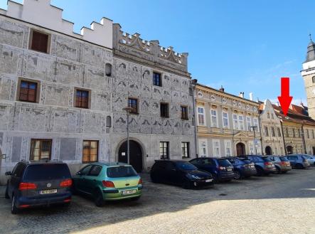 pohled na dům a náměstí | Prodej - hotel, 416 m²