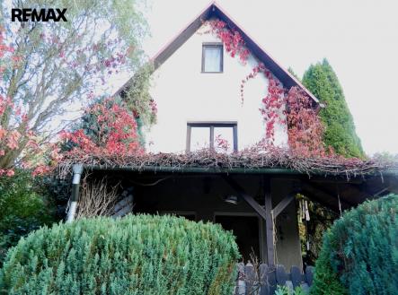 Průčelí chaty s pergolou. | Prodej - chata/rekreační objekt, 76 m²