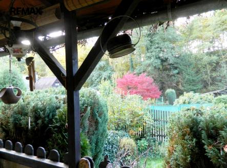 Výhled z pergoly. | Prodej - chata/rekreační objekt, 76 m²