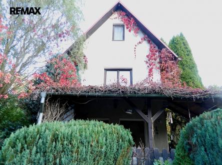 Průčelí chaty s pergolou. | Prodej - chata/rekreační objekt, 76 m²