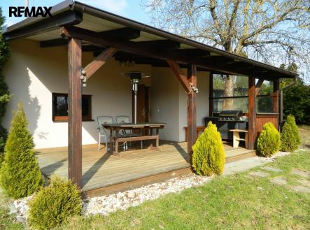 Chata je zděná, s pergolou orientovanou na jih. | Prodej - chata/rekreační objekt, 65 m²