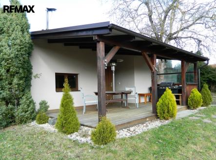 Pod pergolou je i vyhřívací lampa a gril. | Prodej - chata/rekreační objekt, 65 m²