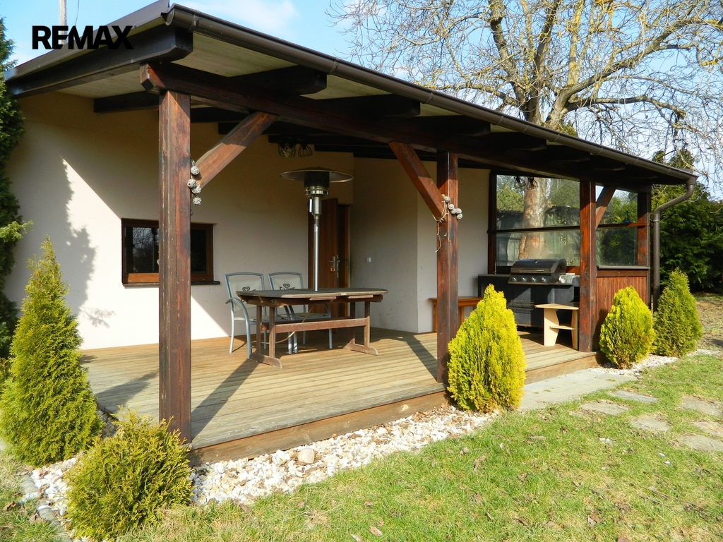 Chata je zděná, s pergolou orientovanou na jih.