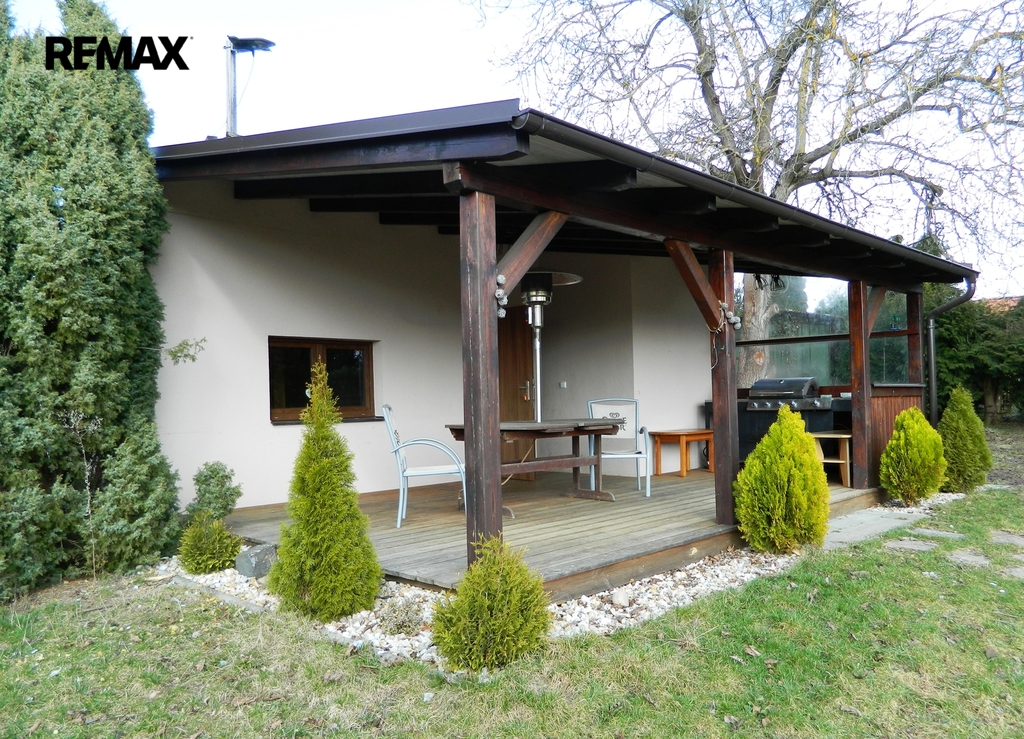 Pod pergolou je i vyhřívací lampa a gril.