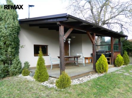 Pod pergolou je i vyhřívací lampa a gril. | Prodej - chata/rekreační objekt, 65 m²