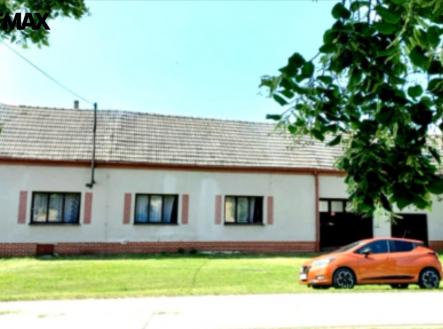 Čelní pohled z ulice. | Prodej - zemědělský objekt, 1 055 m²