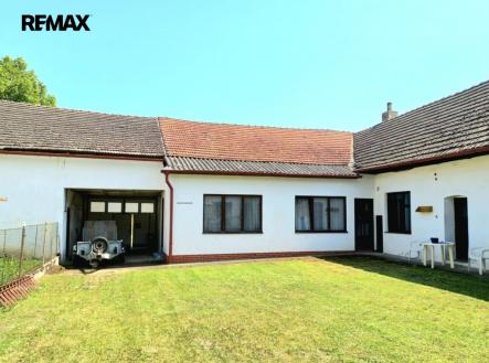 Pohled na obytnou část ze dvora. | Prodej - dům/vila, 455 m²