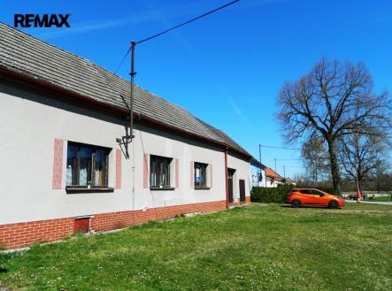 Z ulice. | Prodej - dům/vila, 455 m²