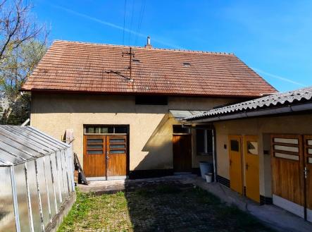 pohled na garáž a obytný prostor vedle garáže | Prodej - chata/rekreační objekt, 60 m²