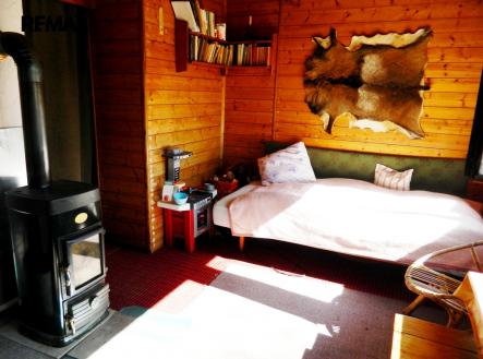 Pokoj s kamny, které vyhřejí celou chatu. | Prodej - chata/rekreační objekt, 54 m²