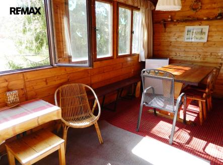 Z oken je krásný výhled na řeku Sázavu. | Prodej - chata/rekreační objekt, 54 m²
