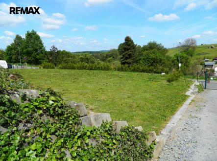 Pohled na rovinatý pozemek. | Pronájem - pozemek, zahrada, 340 m²