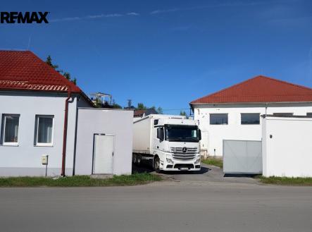 vjezd-2.jpeg | Pronájem - skladovací prostor, 950 m²