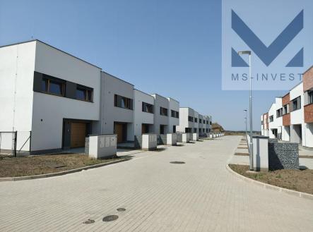 Domy F z ulice.jpg | Prodej - dům/vila, 127 m²