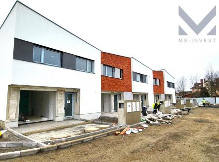 řada J z ulice, dům J-1 zcela vlevo .jpg | Prodej - dům/vila, 143 m²