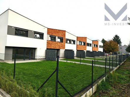 Zahrady za domy řady K s položeným travním kobercem.jpg | Prodej - dům/vila, 127 m²