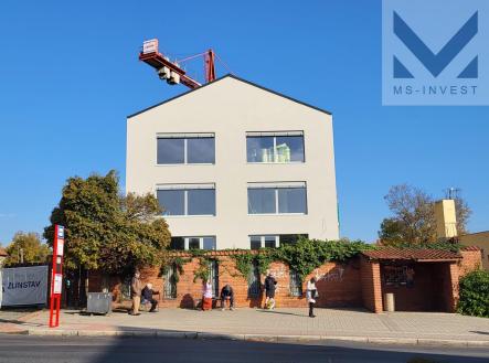 Pohled na budovu B z ul. Čsl. Armády.jpg | Prodej - kanceláře, 54 m²