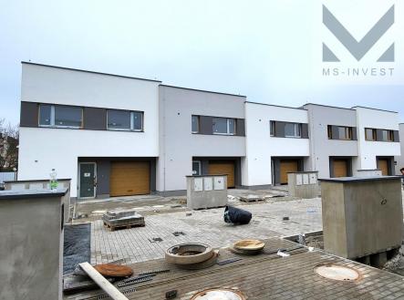 Řada f - dům F 1 vlevo pohled z ulice.jpg | Prodej - dům/vila, 143 m²