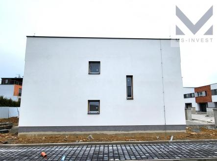 Dm F -1 má okna také v boční , jižní, stěně domu.jpg | Prodej - dům/vila, 143 m²