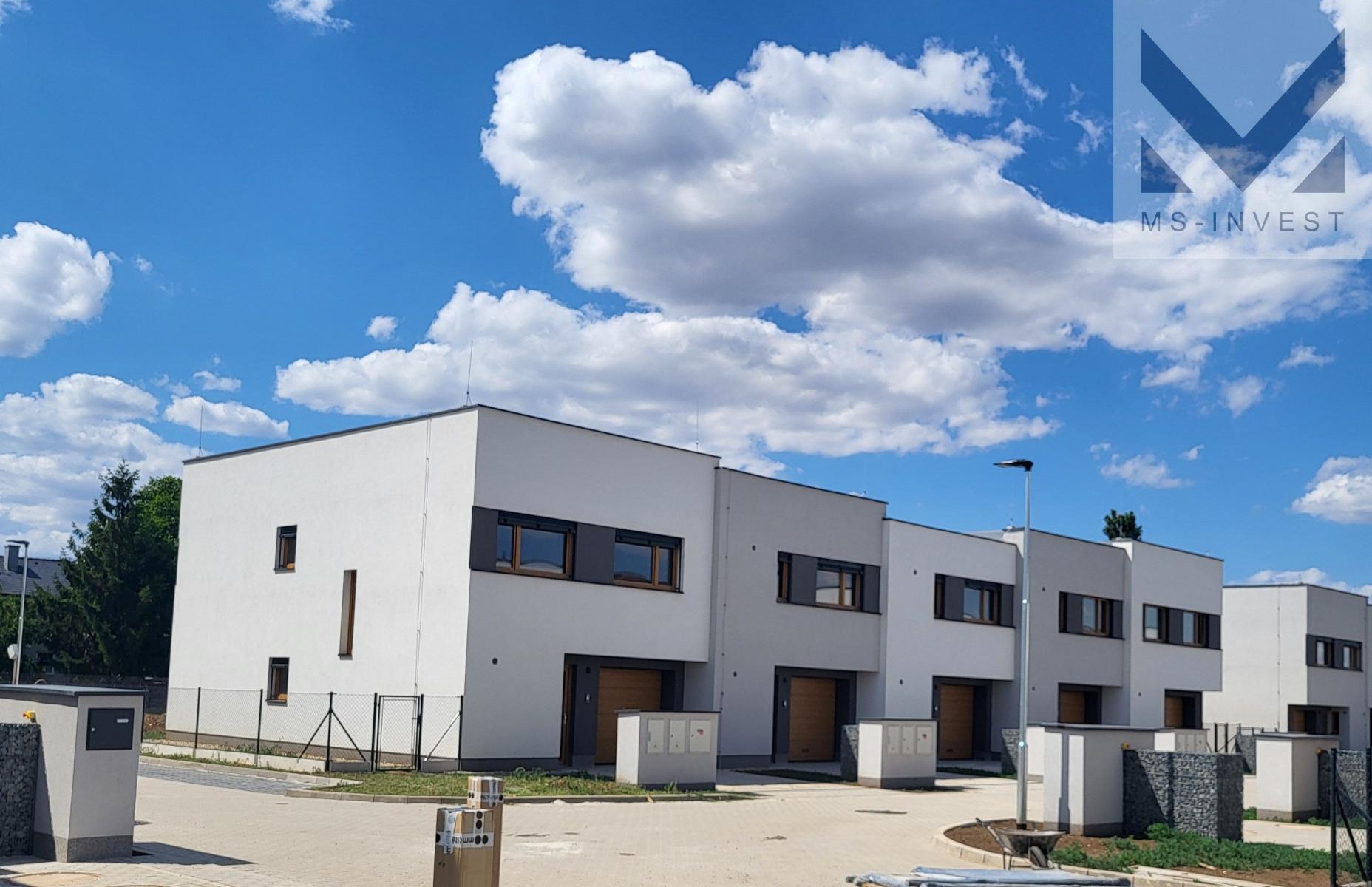 Dům F 1 z ulice .jpg