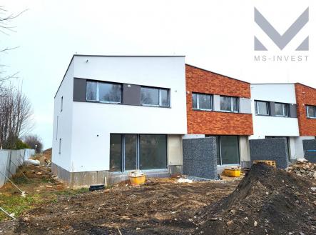 Dům J -5 pohled z jižně orientované zahrady | Prodej - dům/vila, 143 m²