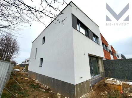 Dům J-5 má okna i v boční stěně domu.jpg | Prodej - dům/vila, 143 m²