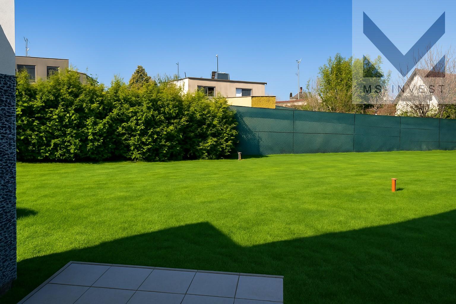 Zahrada za domem C - 2.jpg