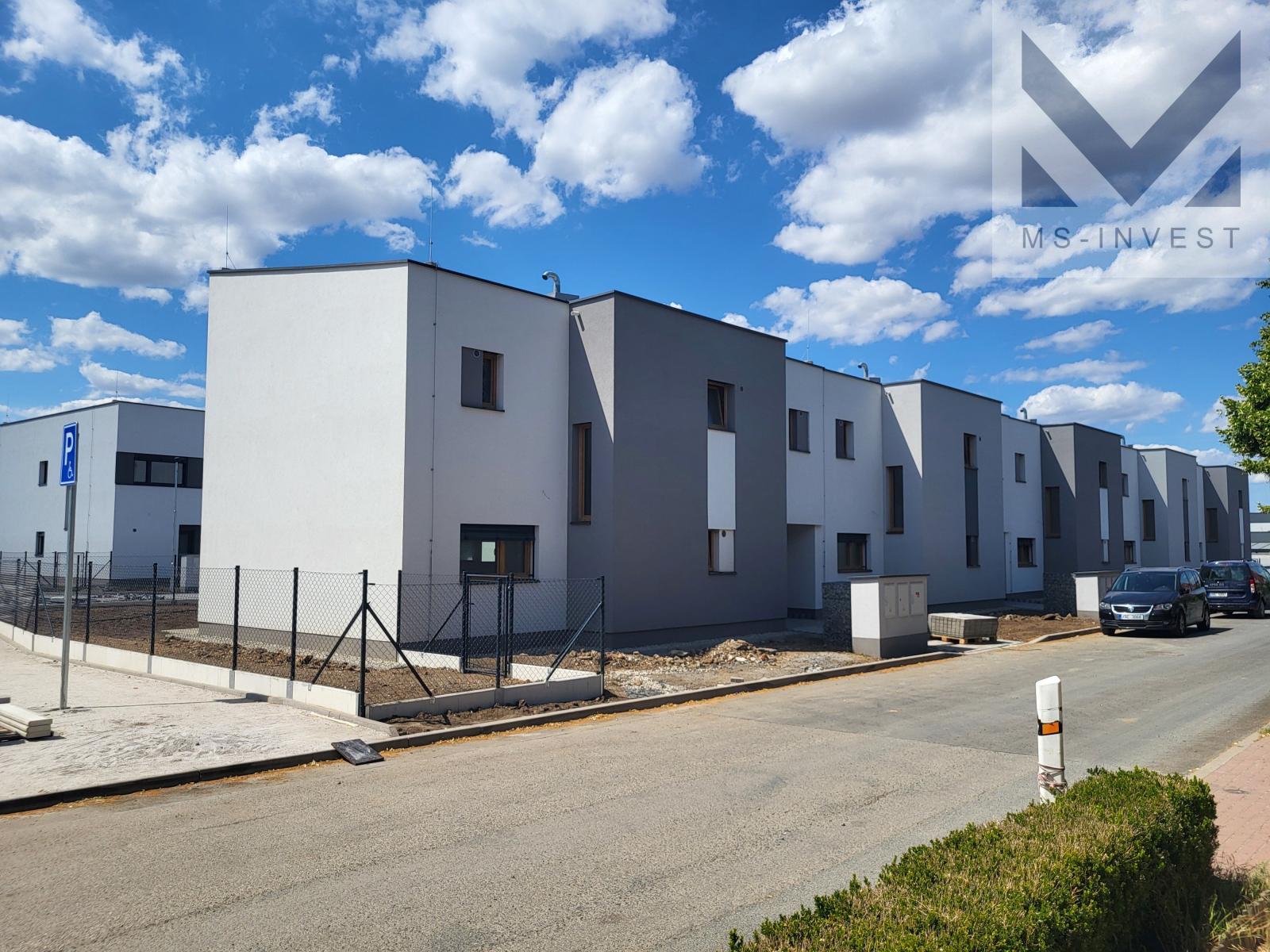 Domy řady L z ul. Za Školkou .jpg