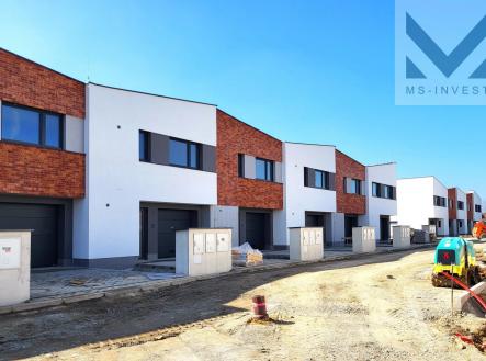 Řada domů K z ul. Hurbanova.jpg | Prodej - dům/vila, 150 m²