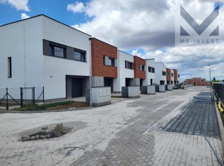 Řada domů H z ulice .jpg | Prodej - dům/vila, 127 m²