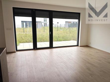 Obývací pokoj se vstupem na zahradu.jpg | Prodej - dům/vila, 143 m²