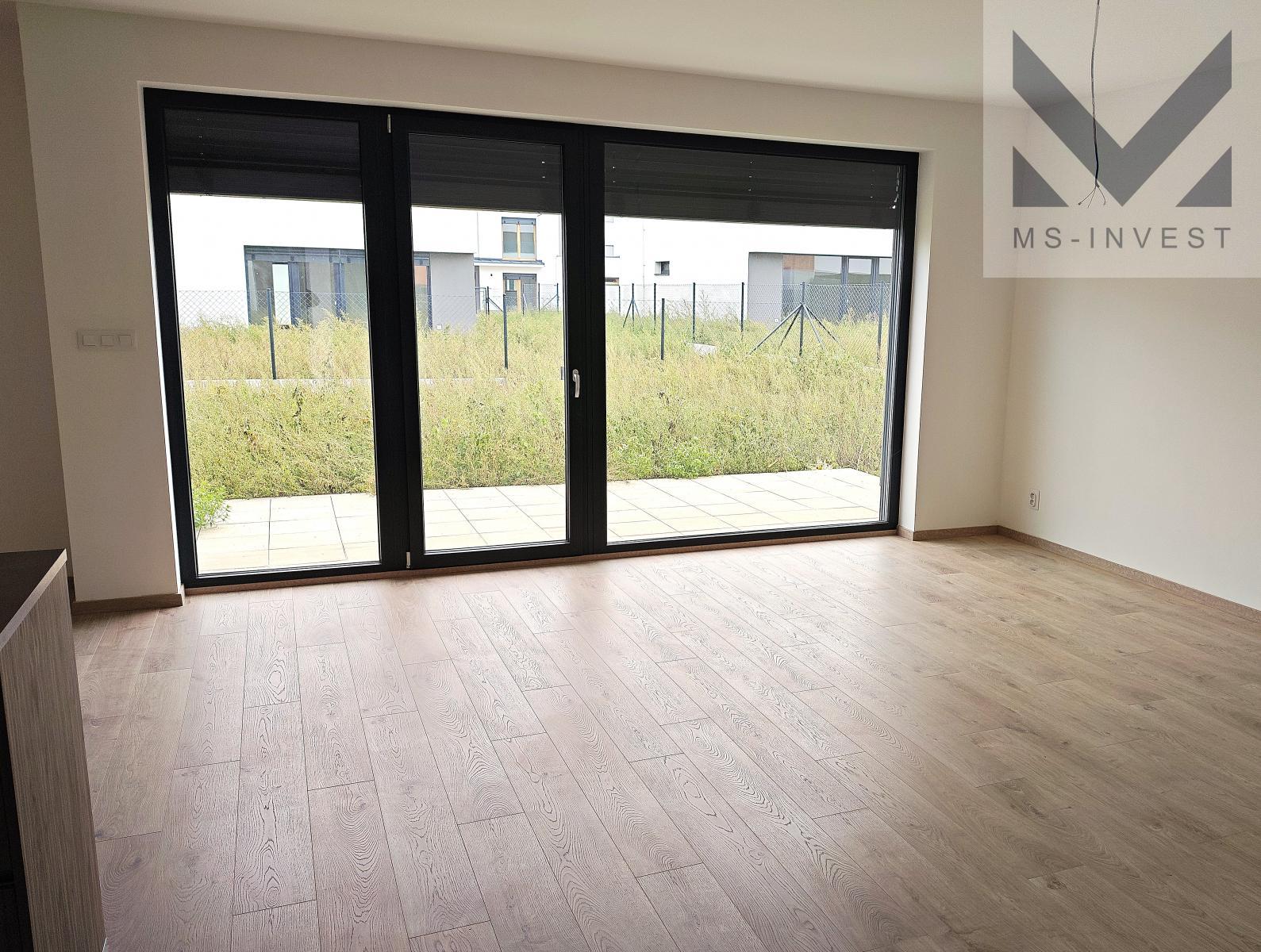 Obývací pokoj se vstupem na zahradu.jpg