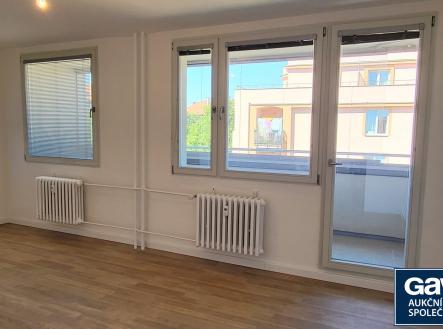 obývák - pohled k oknům a lodžii | Pronájem bytu, 3+kk, 79 m²