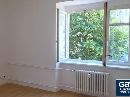 pokoj - pohled k oknu | Pronájem bytu, 1+kk, 22 m²