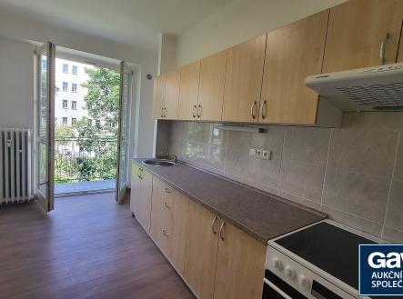 kuchyň - pohled k oknu | Pronájem bytu, 2+1, 74 m²