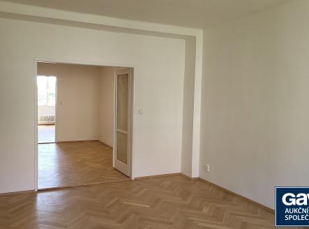 obývací pokoj - pohled od okna | Pronájem bytu, 2+1, 74 m²