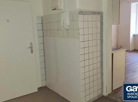 Předsíň - pohled do levé místnosti | Prodej - kanceláře, 49 m²